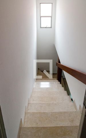 Casa à venda com 500m², 3 quartos e 2 vagas Casa à venda com 500m², 3 quartos e 2 vagasEscadas