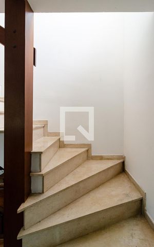 Casa à venda com 500m², 3 quartos e 2 vagas Casa à venda com 500m², 3 quartos e 2 vagasEscadas
