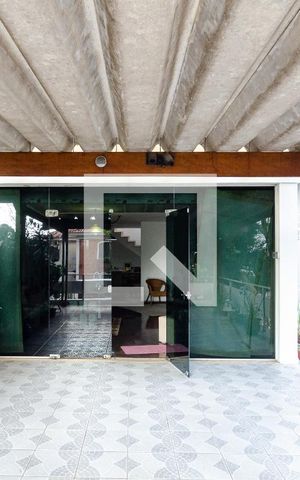 Casa à venda com 500m², 3 quartos e 2 vagas Casa à venda com 500m², 3 quartos e 2 vagasVaranda