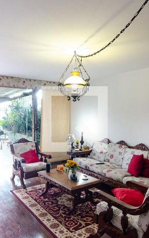 Casa à venda com 500m², 3 quartos e 2 vagas Casa à venda com 500m², 3 quartos e 2 vagasSala