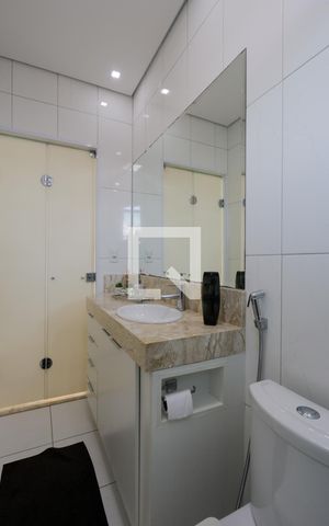 Casa à venda com 220m², 3 quartos e 6 vagas Casa à venda com 220m², 3 quartos e 6 vagasBanheiro da Suíte 1