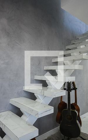 Apartamento à venda com 89m², 3 quartos e sem vaga Apartamento à venda com 89m², 3 quartos e sem vagaEscada