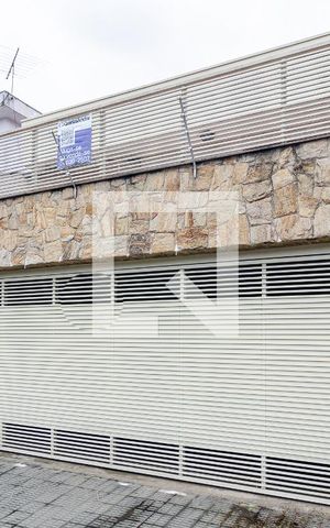 Casa à venda com 225m², 3 quartos e 4 vagas Casa à venda com 225m², 3 quartos e 4 vagasFachada