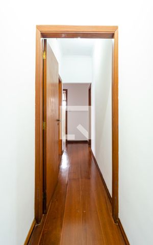 Casa à venda com 225m², 3 quartos e 4 vagas Casa à venda com 225m², 3 quartos e 4 vagasCorredor
