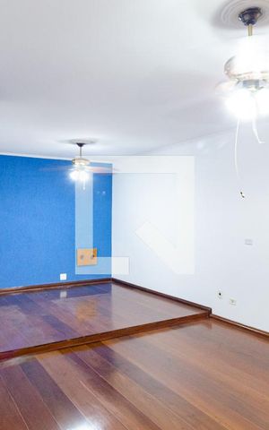 Casa à venda com 225m², 3 quartos e 4 vagas Casa à venda com 225m², 3 quartos e 4 vagasSala