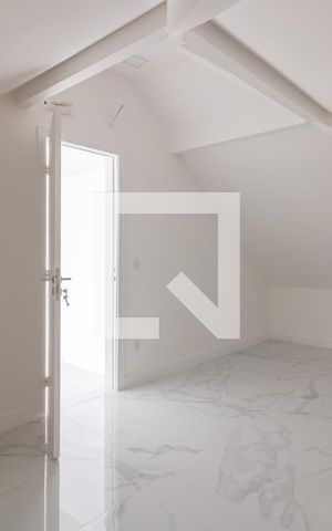 Casa de condomínio à venda com 467m², 4 quartos e 3 vagas Casa de condomínio à venda com 467m², 4 quartos e 3 vagasSala (Sótão)
