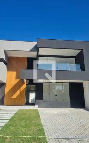 Casa de condomínio à venda com 467m², 4 quartos e 3 vagas Casa de condomínio à venda com 467m², 4 quartos e 3 vagasFachada
