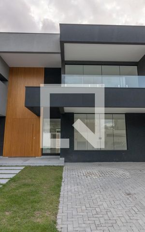 Casa de condomínio à venda com 467m², 4 quartos e 3 vagas Casa de condomínio à venda com 467m², 4 quartos e 3 vagasFachada