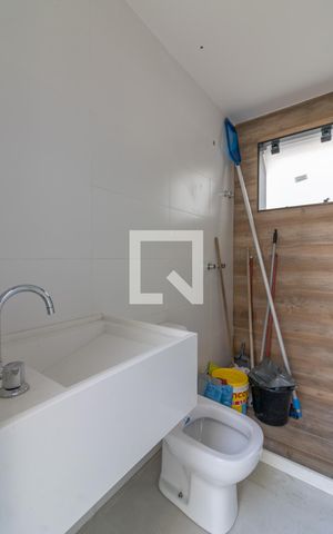 Casa de condomínio à venda com 467m², 4 quartos e 3 vagas Casa de condomínio à venda com 467m², 4 quartos e 3 vagasBanheiro externo