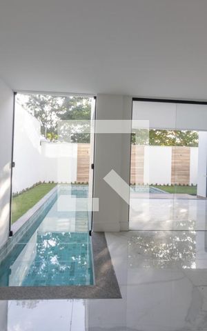 Casa de condomínio à venda com 467m², 4 quartos e 3 vagas Casa de condomínio à venda com 467m², 4 quartos e 3 vagasSala