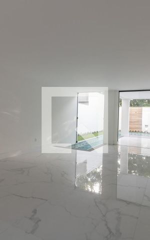 Casa de condomínio à venda com 467m², 4 quartos e 3 vagas Casa de condomínio à venda com 467m², 4 quartos e 3 vagasSala