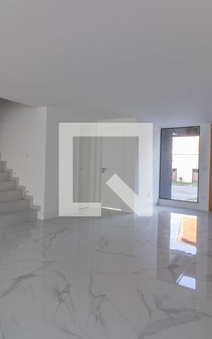 Casa de condomínio à venda com 467m², 4 quartos e 3 vagas Casa de condomínio à venda com 467m², 4 quartos e 3 vagasSala