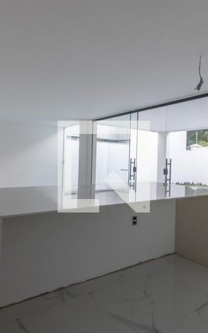 Casa de condomínio à venda com 467m², 4 quartos e 3 vagas Casa de condomínio à venda com 467m², 4 quartos e 3 vagasCozinha