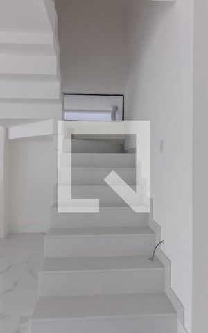 Casa de condomínio à venda com 467m², 4 quartos e 3 vagas Casa de condomínio à venda com 467m², 4 quartos e 3 vagas Escada (Segundo andar)