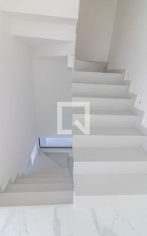 Casa de condomínio à venda com 467m², 4 quartos e 3 vagas Casa de condomínio à venda com 467m², 4 quartos e 3 vagasEscada (
