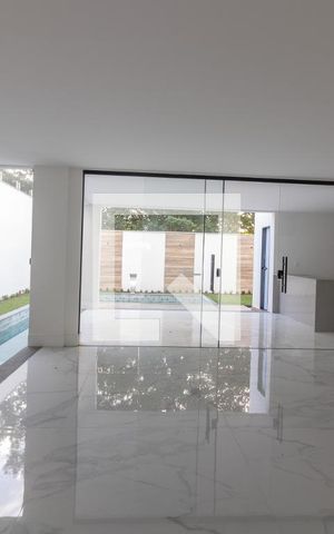 Casa de condomínio à venda com 467m², 4 quartos e 3 vagas Casa de condomínio à venda com 467m², 4 quartos e 3 vagasSala