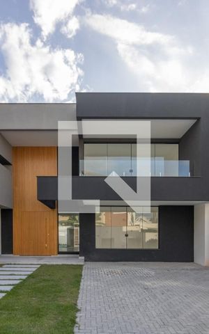 Casa de condomínio à venda com 467m², 4 quartos e 3 vagas Casa de condomínio à venda com 467m², 4 quartos e 3 vagasFachada