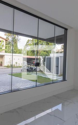 Casa de condomínio à venda com 467m², 4 quartos e 3 vagas Casa de condomínio à venda com 467m², 4 quartos e 3 vagasSala de TV