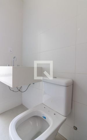 Casa de condomínio à venda com 467m², 4 quartos e 3 vagas Casa de condomínio à venda com 467m², 4 quartos e 3 vagasBanheiro externo
