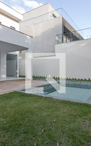 Casa de condomínio à venda com 467m², 4 quartos e 3 vagas Casa de condomínio à venda com 467m², 4 quartos e 3 vagasÁrea externa (Piscina)