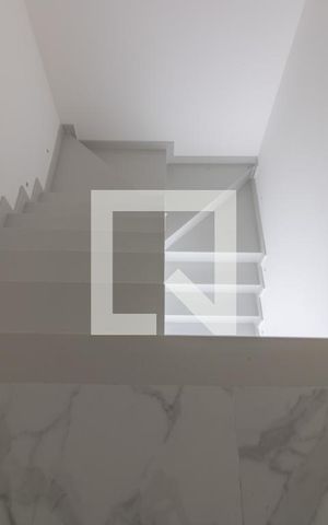 Casa de condomínio à venda com 467m², 4 quartos e 3 vagas Casa de condomínio à venda com 467m², 4 quartos e 3 vagasEscada (Sótão)