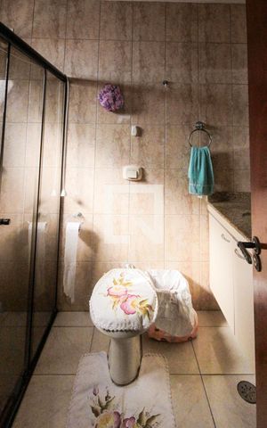 Casa à venda com 220m², 3 quartos e 3 vagas Casa à venda com 220m², 3 quartos e 3 vagasBanheiro Social
