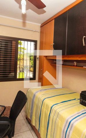 Casa à venda com 220m², 3 quartos e 3 vagas Casa à venda com 220m², 3 quartos e 3 vagasQuarto 02