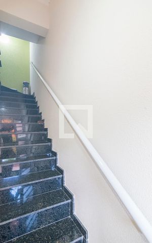 Casa de condomínio à venda com 140m², 3 quartos e 2 vagas Casa de condomínio à venda com 140m², 3 quartos e 2 vagasEscada
