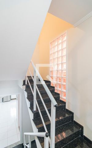 Casa de condomínio à venda com 140m², 3 quartos e 2 vagas Casa de condomínio à venda com 140m², 3 quartos e 2 vagasEscada