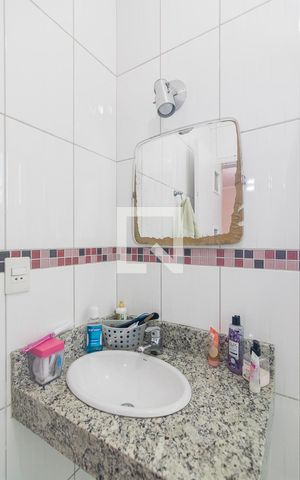 Casa de condomínio à venda com 140m², 3 quartos e 2 vagas Casa de condomínio à venda com 140m², 3 quartos e 2 vagasBanheiro da Suite