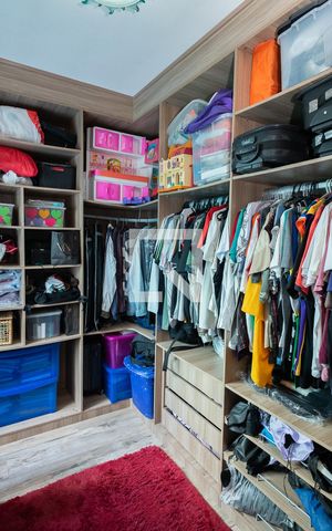Casa à venda com 125m², 4 quartos e 2 vagas Casa à venda com 125m², 4 quartos e 2 vagasCloset