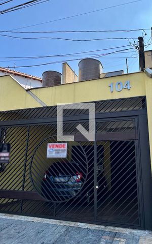 Casa à venda com 380m², 3 quartos e 3 vagas Casa à venda com 380m², 3 quartos e 3 vagasFachada