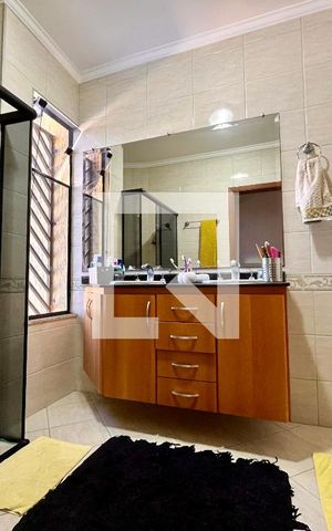 Casa à venda com 380m², 3 quartos e 3 vagas Casa à venda com 380m², 3 quartos e 3 vagasBanheiro da Suíte 1
