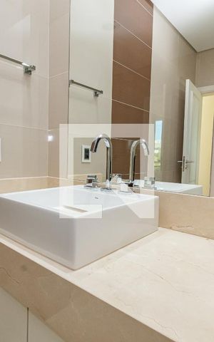 Casa de condomínio à venda com 338m², 3 quartos e 5 vagas Casa de condomínio à venda com 338m², 3 quartos e 5 vagasDetalhe Banheiro da Suíte 1