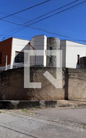 Casa para alugar com 900m², 4 quartos e 3 vagasFachada