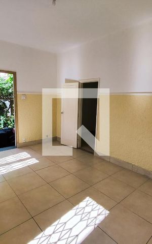 Casa à venda com 200m², 5 quartos e 3 vagas Casa à venda com 200m², 5 quartos e 3 vagasSala