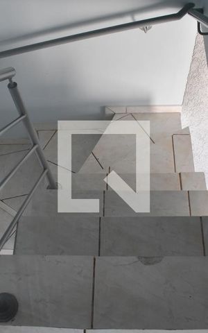 Casa para alugar com 70m², 3 quartos e 2 vagasEscada