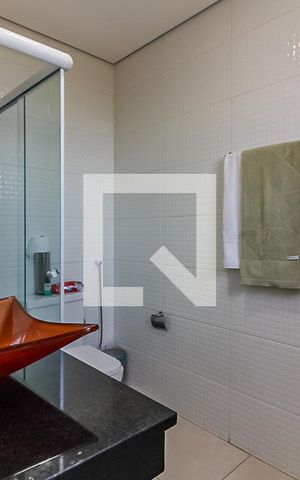 Casa à venda com 220m², 2 quartos e 2 vagasBanheiro da Suíte 1