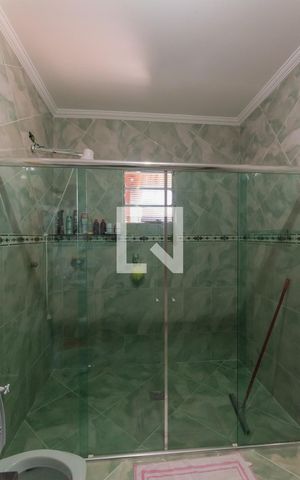 Casa à venda com 250m², 2 quartos e 3 vagas Casa à venda com 250m², 2 quartos e 3 vagasBanheiro da Suíte