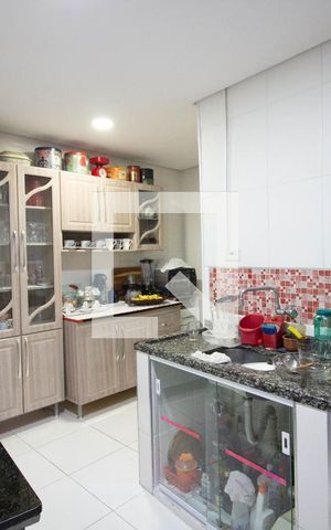 Casa à venda com 181m², 5 quartos e sem vaga