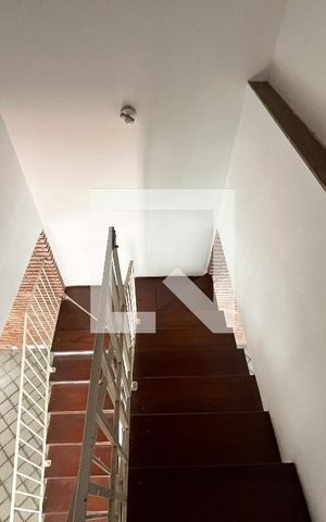 Casa à venda com 240m², 4 quartos e 3 vagas Casa à venda com 240m², 4 quartos e 3 vagasEscada