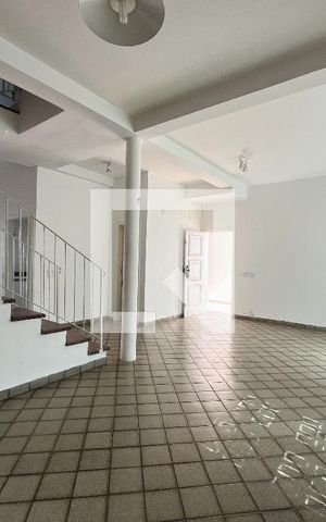 Casa à venda com 240m², 4 quartos e 3 vagas Casa à venda com 240m², 4 quartos e 3 vagasSala