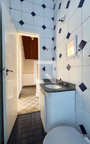 Casa à venda com 240m², 4 quartos e 3 vagas Casa à venda com 240m², 4 quartos e 3 vagasBanheiro Corredor