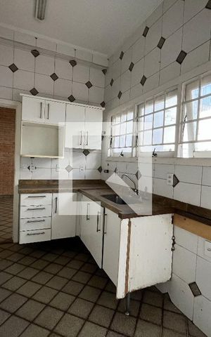 Casa à venda com 240m², 4 quartos e 3 vagas Casa à venda com 240m², 4 quartos e 3 vagasCozinha
