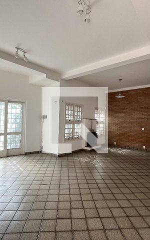 Casa à venda com 240m², 4 quartos e 3 vagas Casa à venda com 240m², 4 quartos e 3 vagasSala