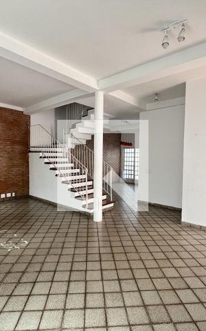 Casa à venda com 240m², 4 quartos e 3 vagas Casa à venda com 240m², 4 quartos e 3 vagasSala