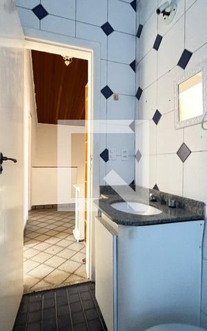 Casa à venda com 240m², 4 quartos e 3 vagas Casa à venda com 240m², 4 quartos e 3 vagasBanheiro Corredor
