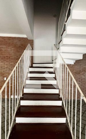 Casa à venda com 240m², 4 quartos e 3 vagas Casa à venda com 240m², 4 quartos e 3 vagasEscada