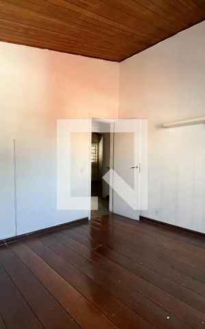 Casa à venda com 240m², 4 quartos e 3 vagas Casa à venda com 240m², 4 quartos e 3 vagasSuite