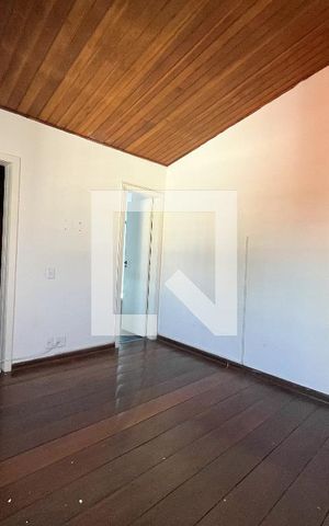 Casa à venda com 240m², 4 quartos e 3 vagas Casa à venda com 240m², 4 quartos e 3 vagasSuite